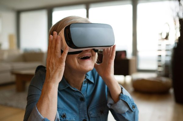 AS_135150575-virtual-reality-senior-860x572